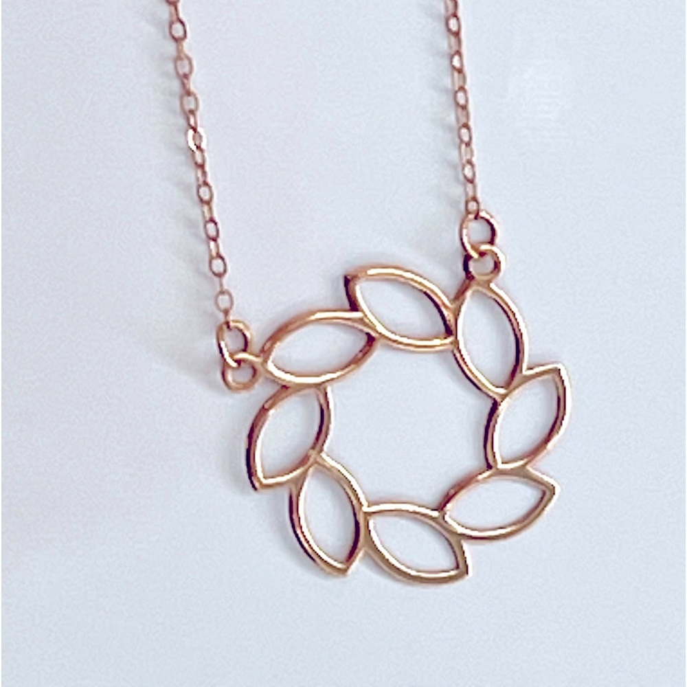 Solid 18 carat, gold leaf  pendant. Gold tone. Brand new